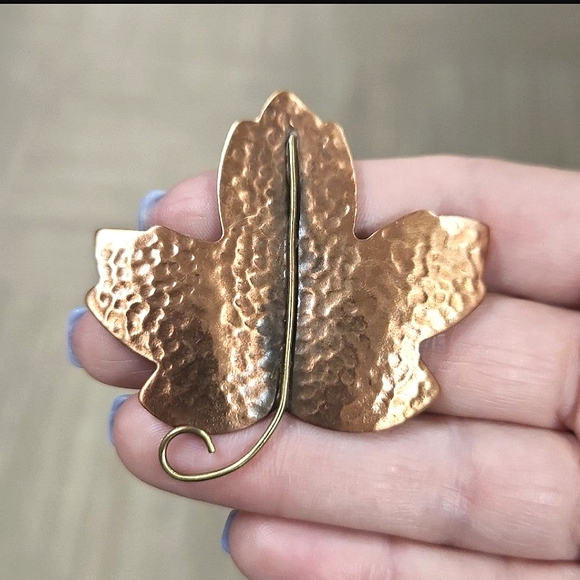 Vintage Hammered Copper Nature Leaf Brooch W/ Black Cat Clutch Pin - Picture 2 of 5